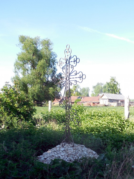 Церковь Никанора, Баймурзино (Кайбицкий район, Республика Татарстан). дополнительная информация, Памятный крест на месте алтаря.