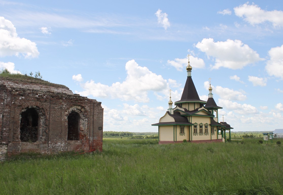 Мало-Борисково. Церковь Сергия Радонежского. общий вид в ландшафте, Вид с северо - востока. Слева руины Троицкой церкви