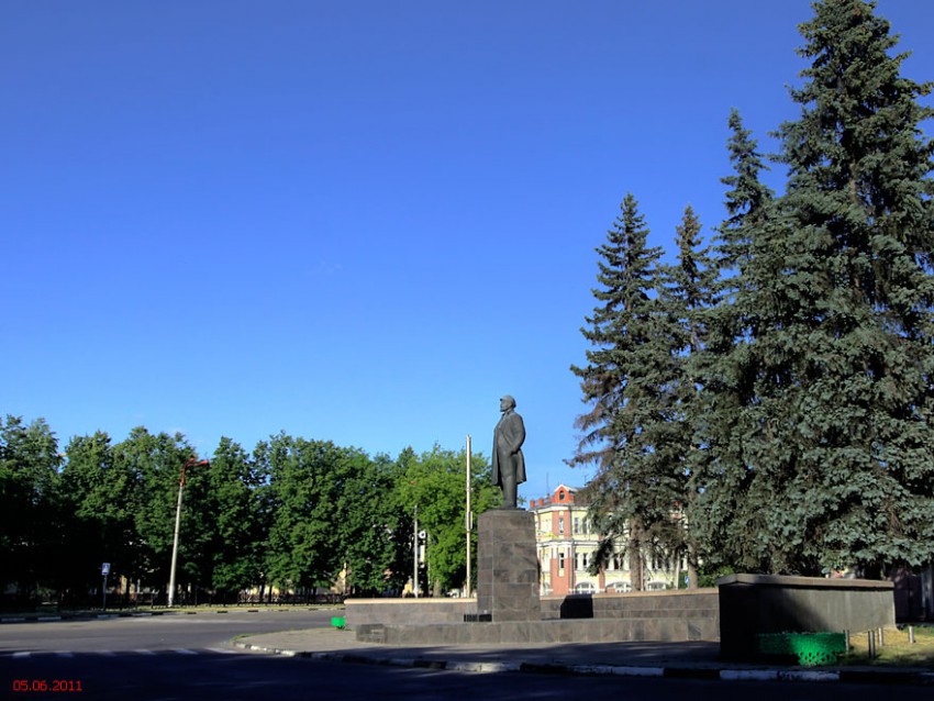 Серпухов. Церковь Александра Невского. общий вид в ландшафте, Памятник на месте разрушенной церкви.