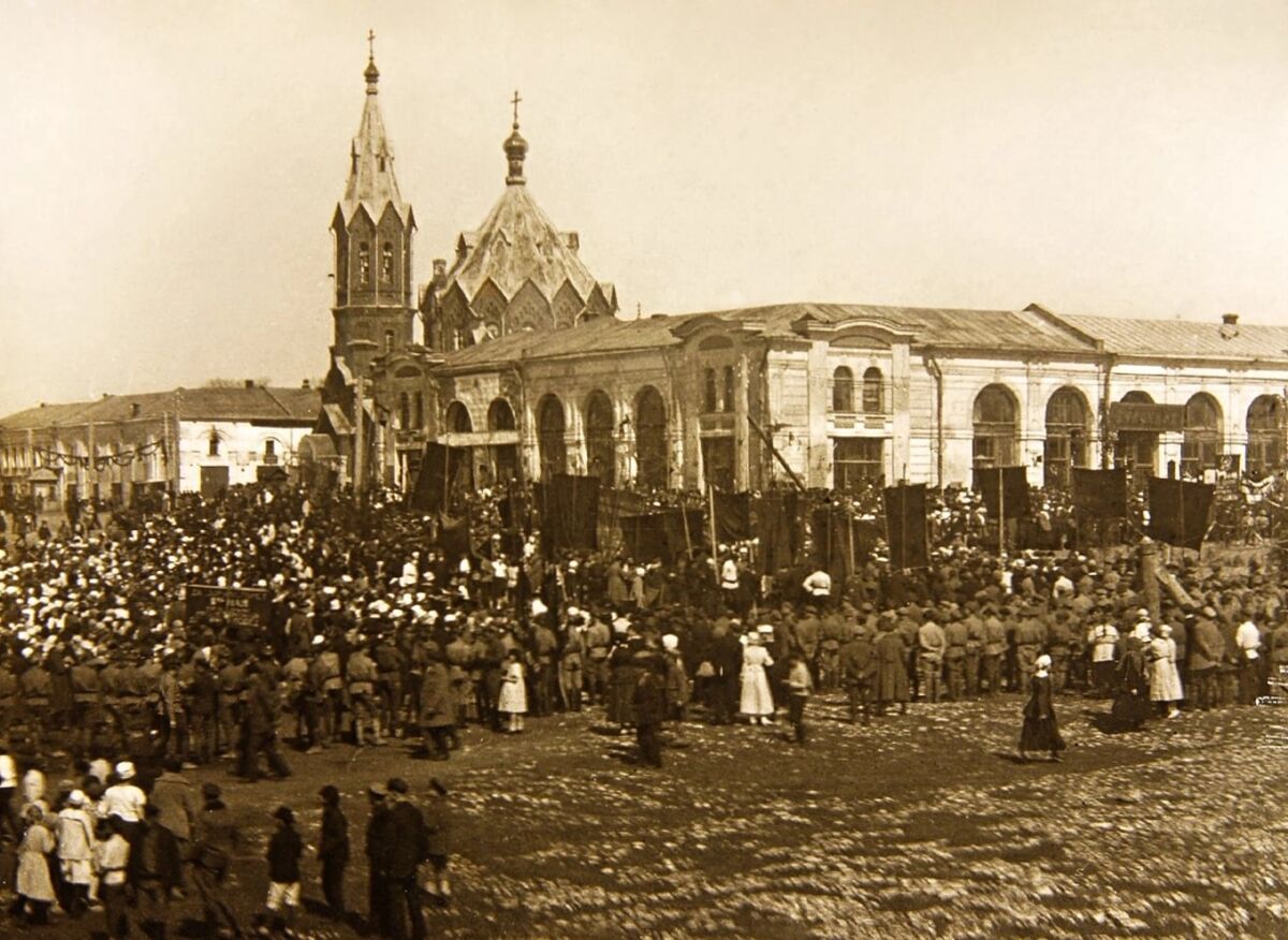 Церковь Александра Невского, Серпухов (Серпуховский городской округ и гг. Протвино, Пущино, Московская область). архивная фотография, Храм и Торговые ряды. Приблизительная датировка: 1914-1918 гг.