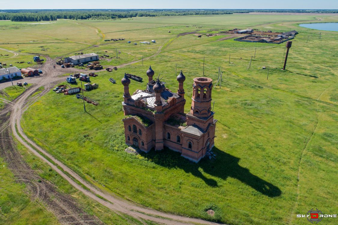 Саламатовское. Церковь Троицы Живоначальной. общий вид в ландшафте