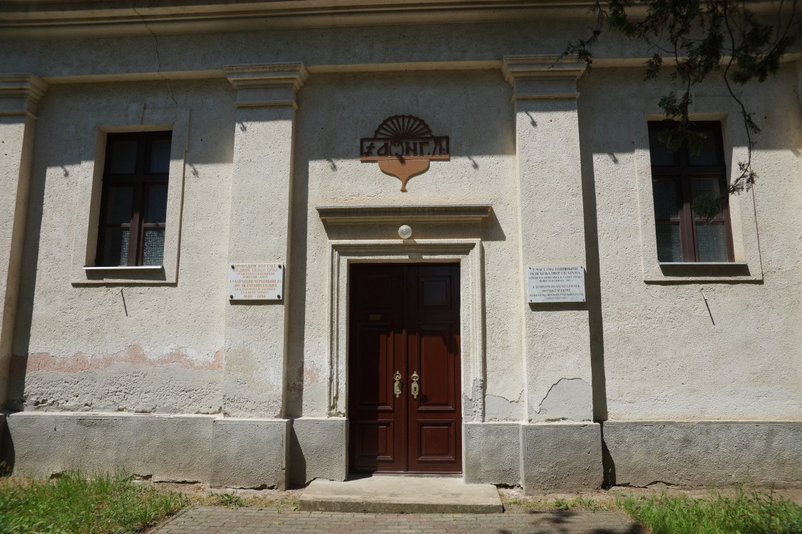 Церковь Успения Пресвятой Богородицы, Новый Сентиван (Венгрия, Прочие страны). архитектурные детали, Южный вход в храм