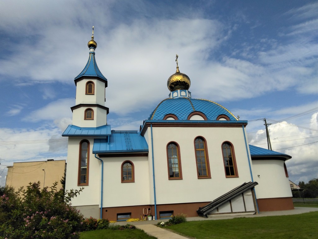 Иецава. Церковь Рождества Пресвятой Богородицы. общий вид в ландшафте, Правая сторона церкви