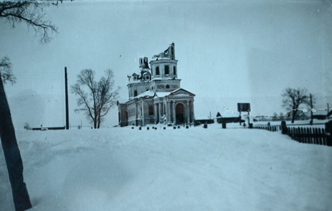Церковь Успения Пресвятой Богородицы, Святица (Фалёнский район, Кировская область). документальные фотографии, Входной портик был разобран в 1968г.