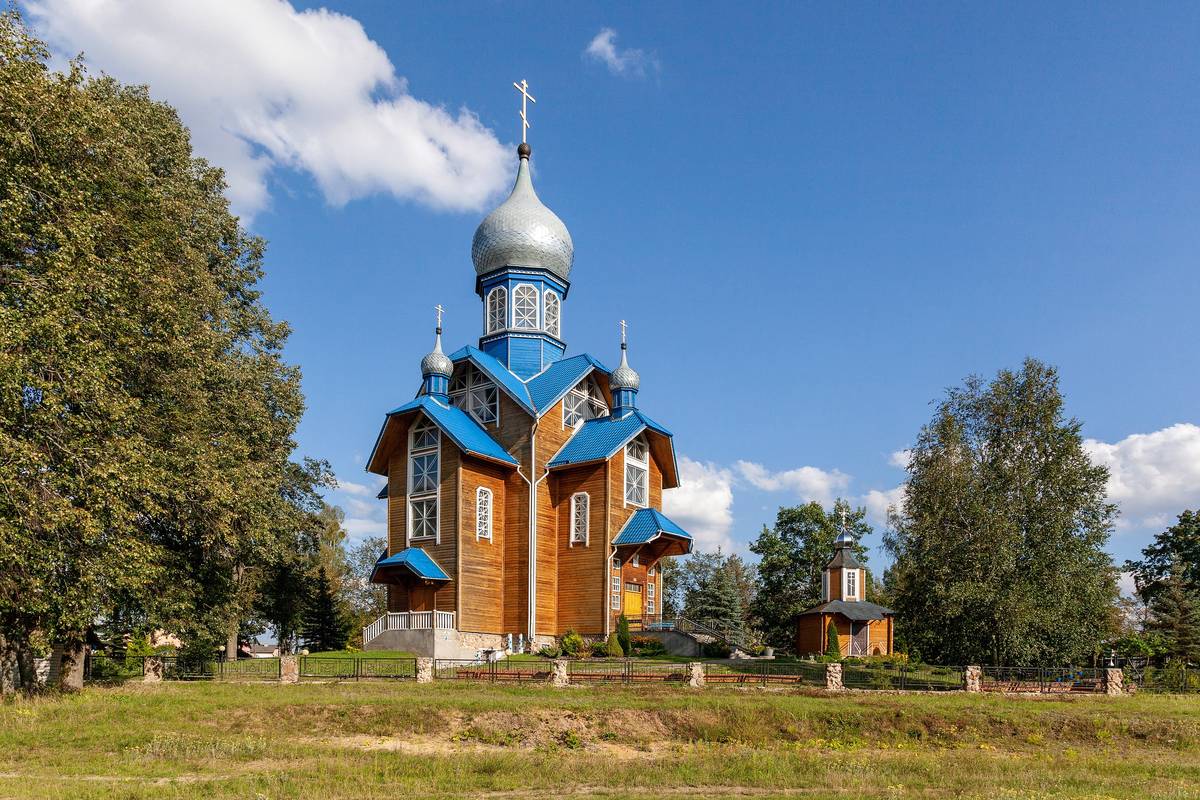 Церковь Георгия Победоносца, Каменюки (Каменецкий район, Беларусь, Брестская область). общий вид в ландшафте