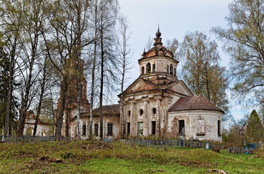 Покров-Пема. Церковь Воскресения Христова. общий вид в ландшафте