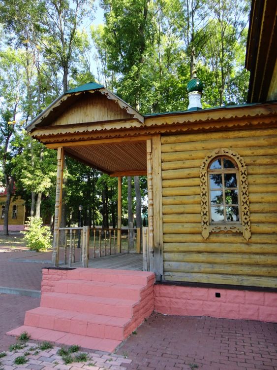 Иоанно-Богословский Макаровский мужской монастырь. Ближний скит. Церковь Сергия Радонежского, Макаровка (Саранск, город, Республика Мордовия). архитектурные детали, Вход в храм с крыльцом.
