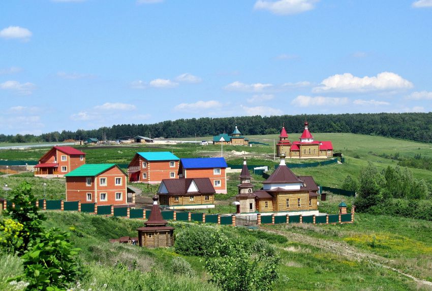 Макаровка. Иоанно-Богословский Макаровский мужской монастырь. Дальняя пустынь. общий вид в ландшафте, вид с юга от Никольской церкви