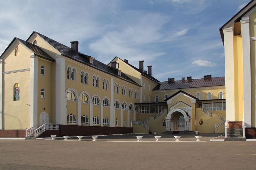 Иоанно-Богословский Макаровский мужской монастырь. Церковь Александра Невского, Макаровка (Саранск, город, Республика Мордовия). фасады