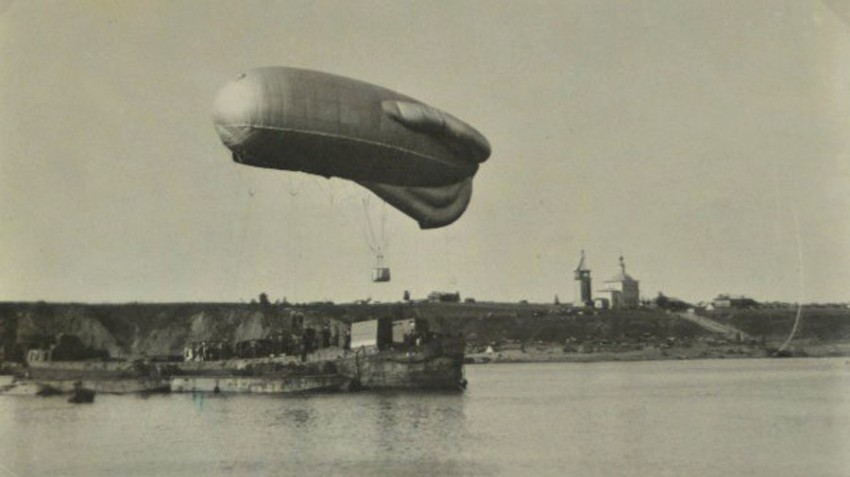 Троица. Церковь Троицы Живоначальной. архивная фотография, Село Троица после взятия интервентами, фотография августа 1919 года. Справа виден Троицкий погост.