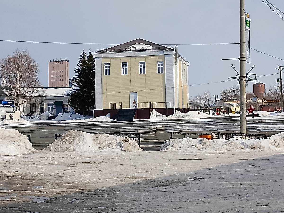 14 марта 2026 дом культуры, фасады. Церковь Казанской иконы Божией Матери (старая), Щучье (Щучанский район, Курганская область)