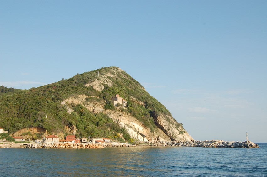 Церковь Антония Печерского, Афон (Ἀθως) (Айон-Орос (Άγιον Όρος), Греция). общий вид в ландшафте