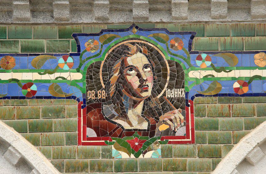 Церковь Сергия Радонежского, Чапаевск (Чапаевск, город, Самарская область). архитектурные детали, Мозаичное панно с образом евангелиста Иоанна (изображения трех других евангелистов находятся на северном и южном фасадах между окнами нижнего яруса)