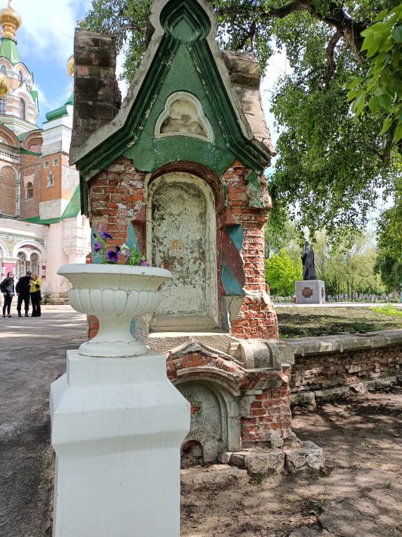 Церковь Сергия Радонежского, Чапаевск (Чапаевск, город, Самарская область). дополнительная информация, Остатки главных ворот входа на территорию храма