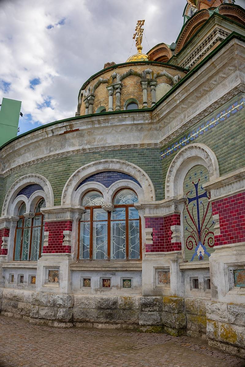 мозаика на стенах храма, архитектурные детали. Церковь Сергия Радонежского, Чапаевск (Чапаевск, город, Самарская область)