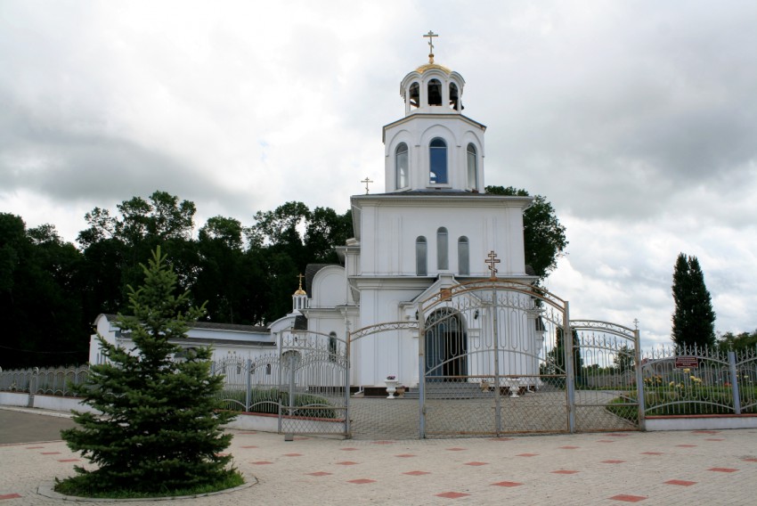 Кореновск. Церковь Новомучеников Кубанских. общий вид в ландшафте