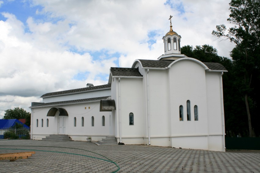 Кореновск. Церковь Новомучеников Кубанских. общий вид в ландшафте, Приходское здание