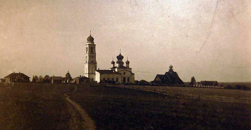 Дмитриевское. Церковь Димитрия Солунского. архивная фотография, Справа-старая Димитриевская церковь. Фото с сайта www.belyana.com