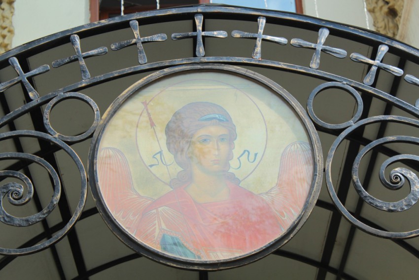 Иркутск. Церковь Владимирской иконы Божией Матери. фасады, Изображение над входом