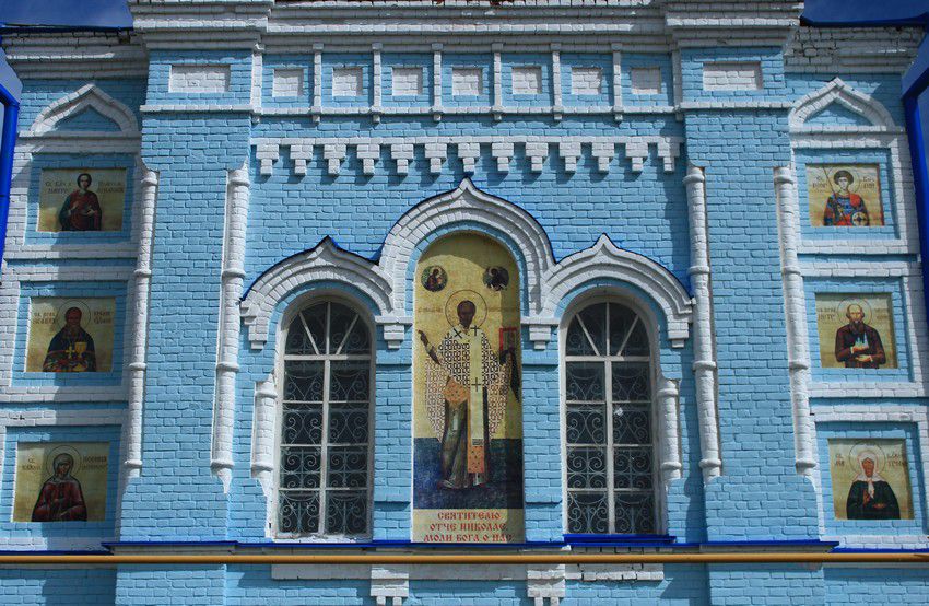 Церковь Казанской иконы Божией Матери, Калиновка (Красноярский район, Самарская область). архитектурные детали, Декорированный иконами южный фасад основного объема