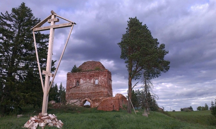 Церковь Николая Чудотворца, Топса (Виноградовский район, Архангельская область). фасады, Поклонный крест и остатки храма. Фотография Руслана Ситова.