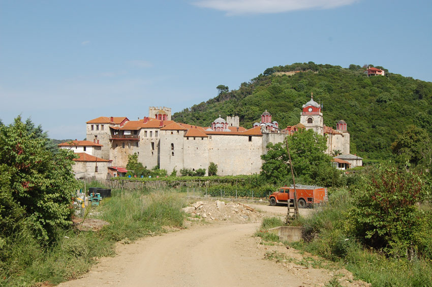 Монастырь Эсфигмен, Афон (Ἀθως) (Айон-Орос (Άγιον Όρος), Греция). общий вид в ландшафте