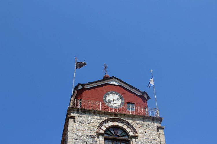 Афон (Ἀθως). Монастырь Эсфигмен. архитектурные детали, часы на одной из башен монастыря и черный флаг с надписью 