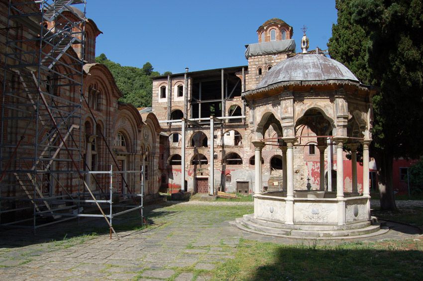 Монастырь Хиландар, Афон (Ἀθως) (Айон-Орос (Άγιον Όρος), Греция). общий вид в ландшафте