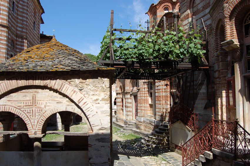 Монастырь Хиландар, Афон (Ἀθως) (Айон-Орос (Άγιον Όρος), Греция). дополнительная информация, Виноградная лоза Симеона Мироточивого