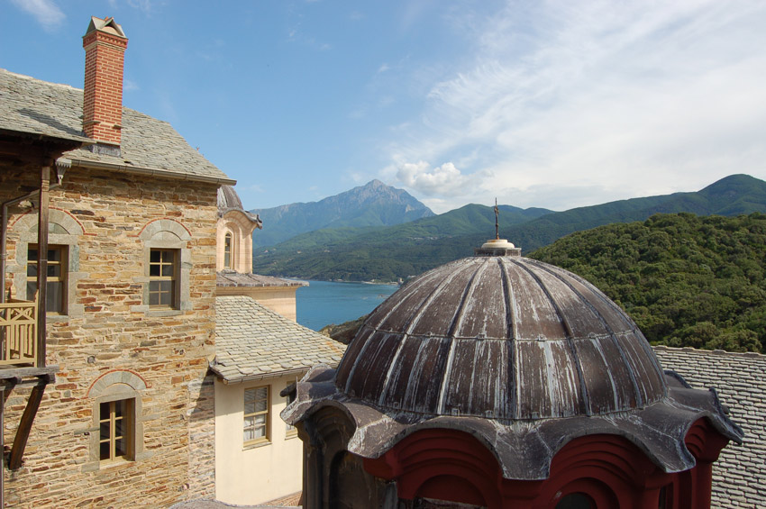 Монастырь Ставроникита, Афон (Ἀθως) (Айон-Орос (Άγιον Όρος), Греция). общий вид в ландшафте