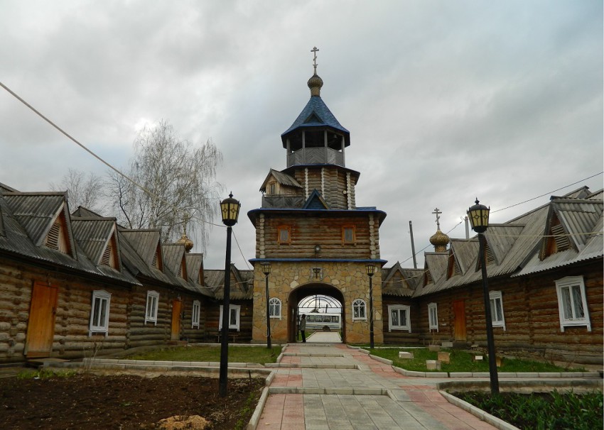 Надвратная церковь Онуфрия Великого в колокольне церкви Михаила Архангела, Вятские Поляны (Вятско-Полянский район, Кировская область). фасады