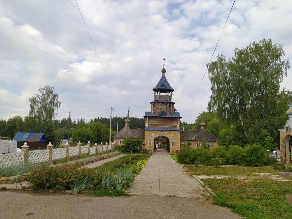 Вятские Поляны. Надвратная церковь Онуфрия Великого в колокольне церкви Михаила Архангела. общий вид в ландшафте