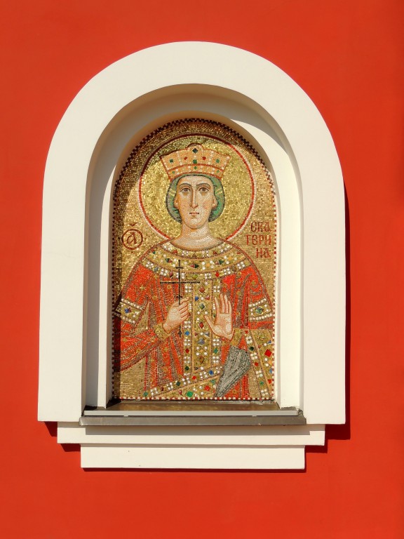 Видное. Церковь Александра Невского. дополнительная информация, Мозаичный образ святой Екатерины слева от входа в храм.