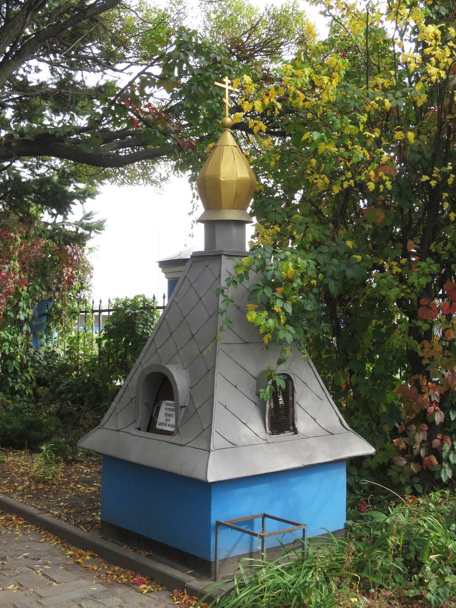 Колодец для святой воды, расположенный возле часовни, дополнительная информация. Часовня при церкви Владимирской иконы Божией Матери, Мытищи (Мытищинский городской округ и гг. Долгопрудный, Лобня, Московская область)