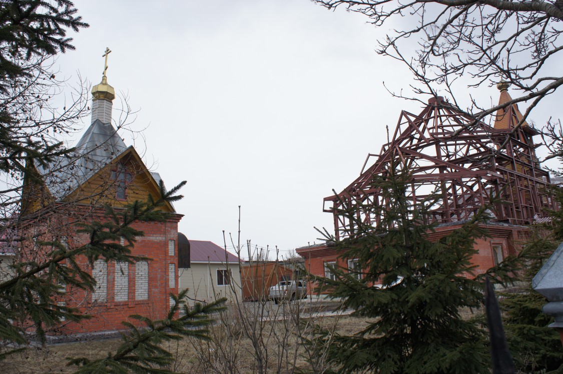 Часовня Троицы Живоначальной, Елизово (Елизовский район и г. Елизово, Камчатский край). общий вид в ландшафте