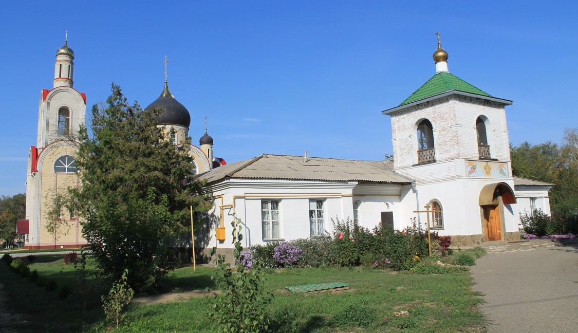 Церковь Алексия царевича, Городовиковск (Городовиковский район, Республика Калмыкия). архитектурные детали, Архитектурный комплекс двух церквей