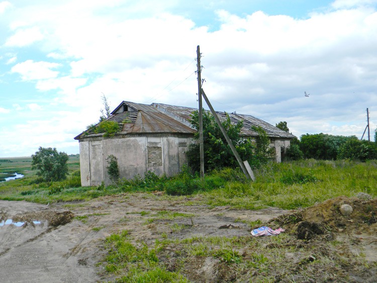 Ратницкое. Церковь Введения во храм Пресвятой Богородицы. общий вид в ландшафте