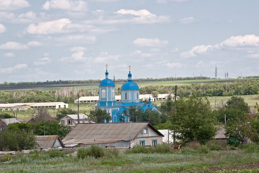 Волчанка. Церковь Покрова Пресвятой Богородицы. общий вид в ландшафте