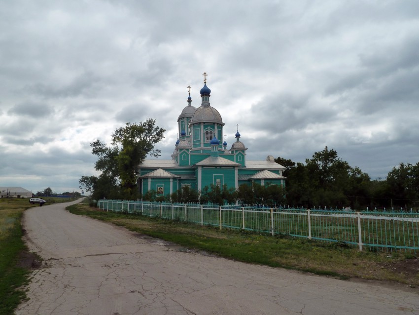 Высокое. Церковь Михаила Архангела. общий вид в ландшафте