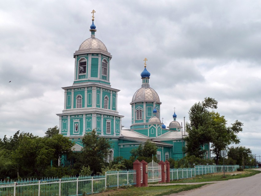 Высокое. Церковь Михаила Архангела. общий вид в ландшафте