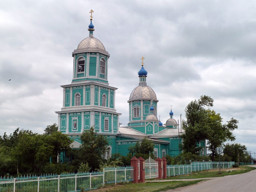 Церковь Михаила Архангела, Высокое (Пестравский район, Самарская область). общий вид в ландшафте