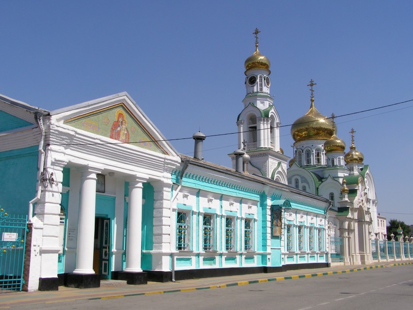 Батайск. Церковь Троицы Живоначальной. фасады, Вид с юго-запада. Слева-