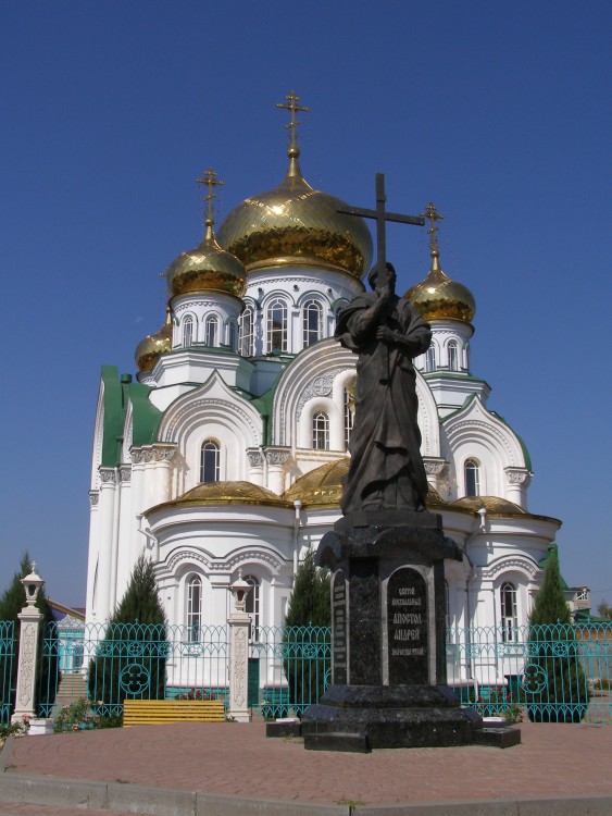 Батайск. Церковь Троицы Живоначальной. фасады, Памятник Св. Андрею Первозванному. Вид с площади (с востока).