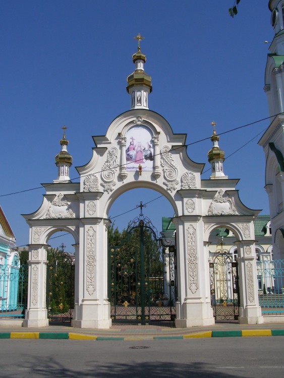 Церковь Троицы Живоначальной, Батайск (Батайск, город, Ростовская область). дополнительная информация, Главные церковные ворота (вид с юга)