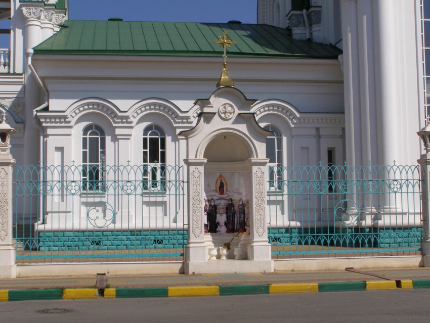 Церковь Троицы Живоначальной, Батайск (Батайск, город, Ростовская область). архитектурные детали, В ограду храма встроена часовня Почаевской иконы Божией Матери. Вид с юга (с ул. 50 лет Октября).