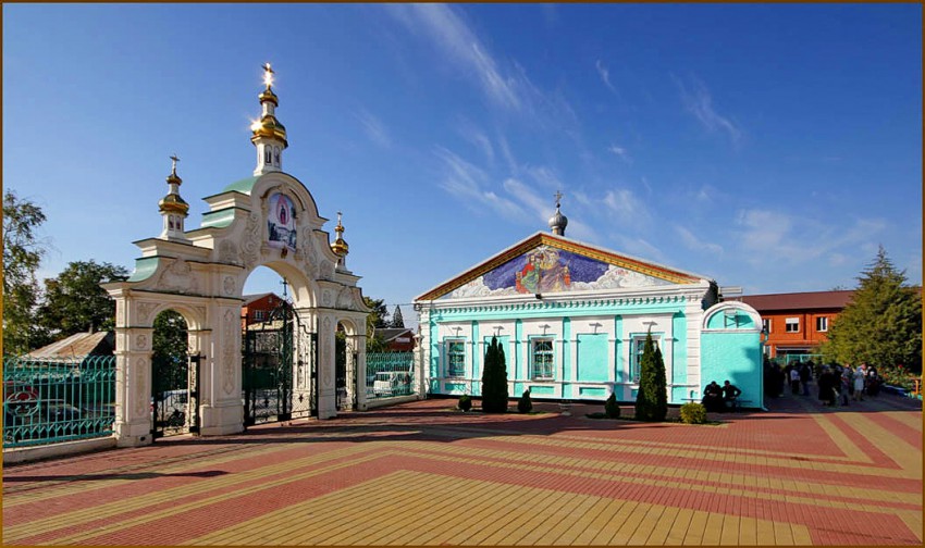 Церковь Троицы Живоначальной, Батайск (Батайск, город, Ростовская область). дополнительная информация, Вид на храм и Вид на старый храм и Главные церковные ворота