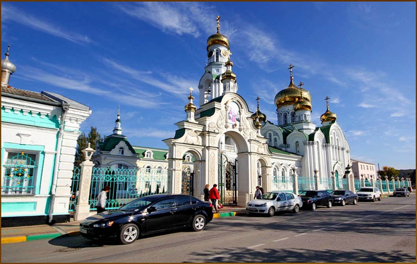 Церковь Троицы Живоначальной, Батайск (Батайск, город, Ростовская область). фасады, Вид на храм и Главые ворота со стороны улицы 50 лет Октября