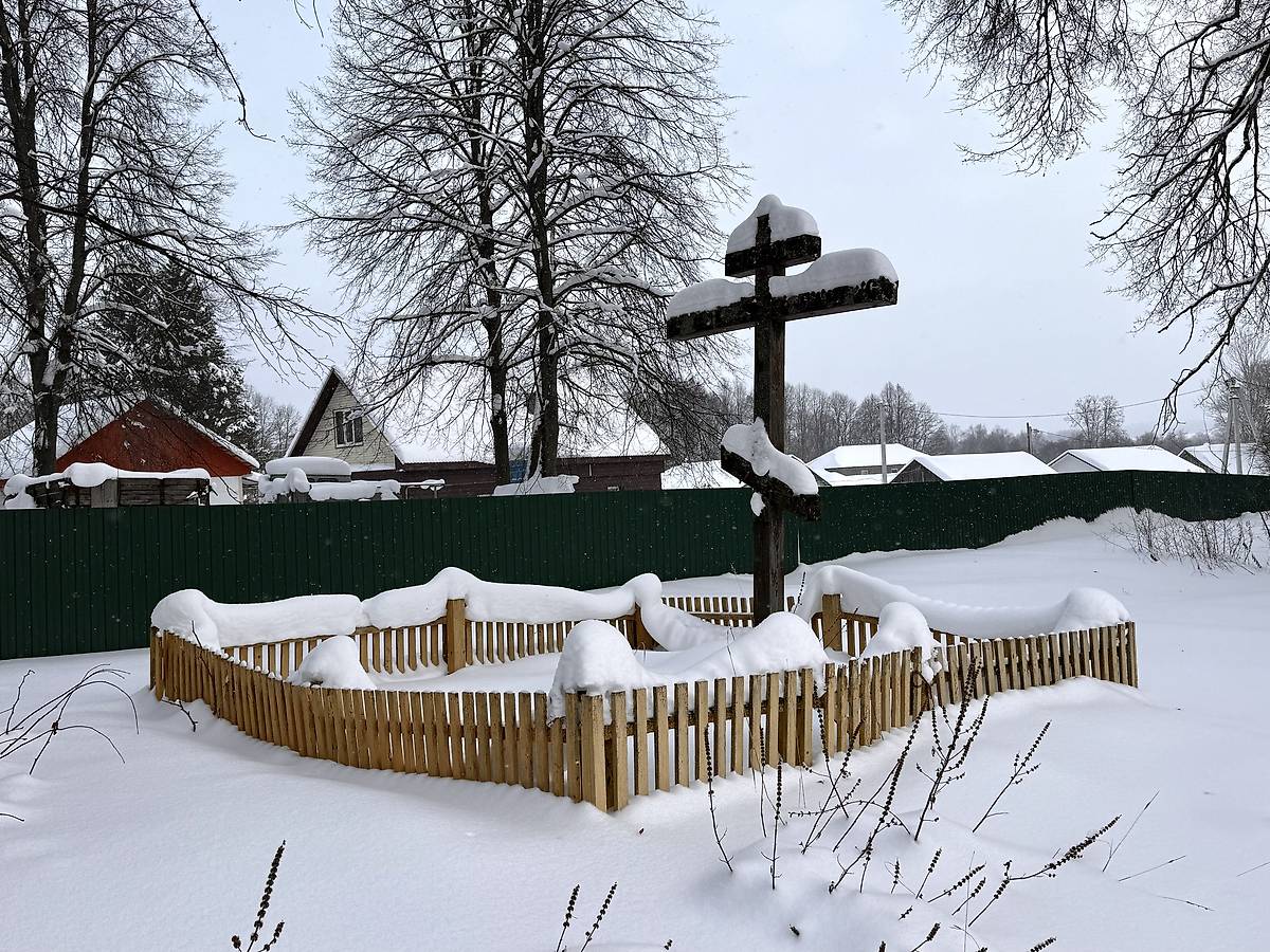 Вид с юго-запада, общий вид в ландшафте. Церковь Владимирской иконы Божией Матери, Сашкино (Ферзиковский район, Калужская область)