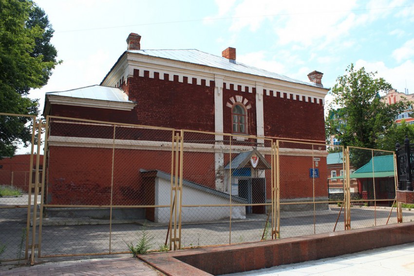 Спасский женский монастырь, Ульяновск (Ульяновск, город, Ульяновская область). общий вид в ландшафте, Главный корпус подворья: настоятельский, келейный, в помещениях - молельная комната и иконная лавка