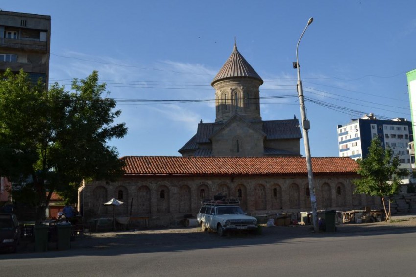 Рустави. Церковь Успения Пресвятой Богородицы. общий вид в ландшафте